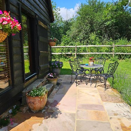 Gatwick Hideout Apartment Charlwood ภายนอก รูปภาพ
