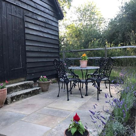 Gatwick Hideout Apartment Charlwood ภายนอก รูปภาพ