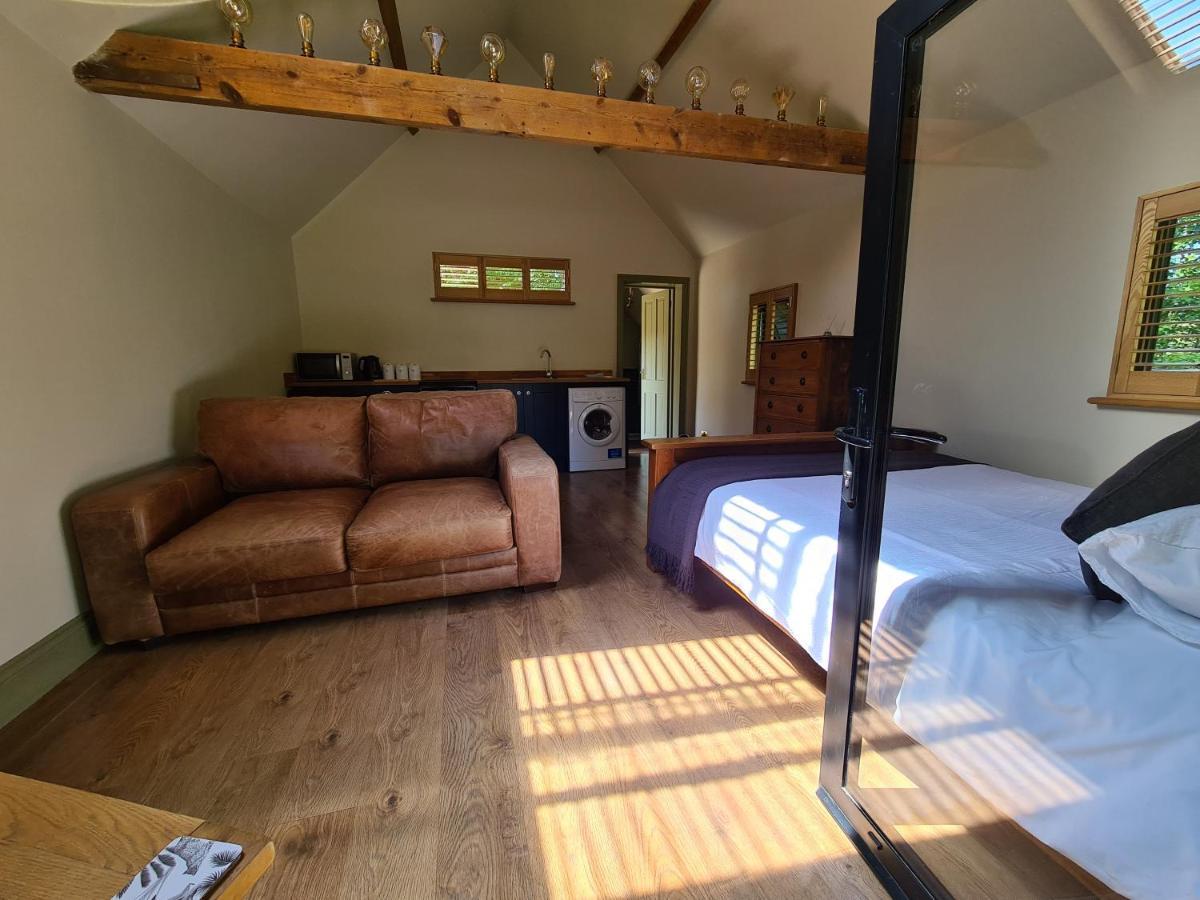 Gatwick Hideout Apartment Charlwood ภายนอก รูปภาพ