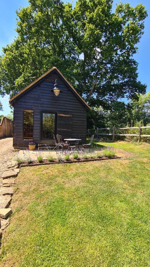 Gatwick Hideout Apartment Charlwood ภายนอก รูปภาพ
